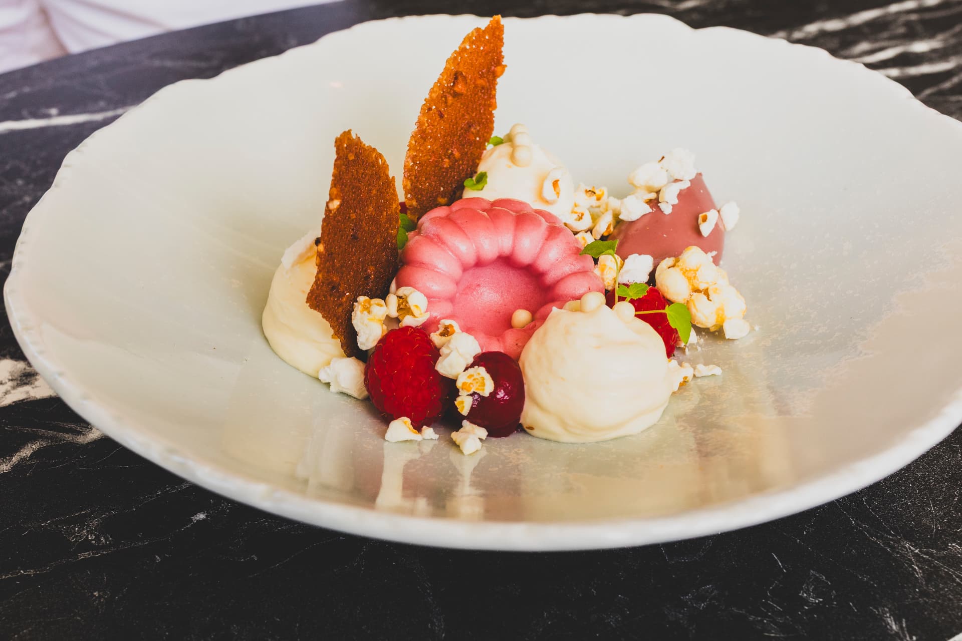 Dessert van framboos, popcorn en room