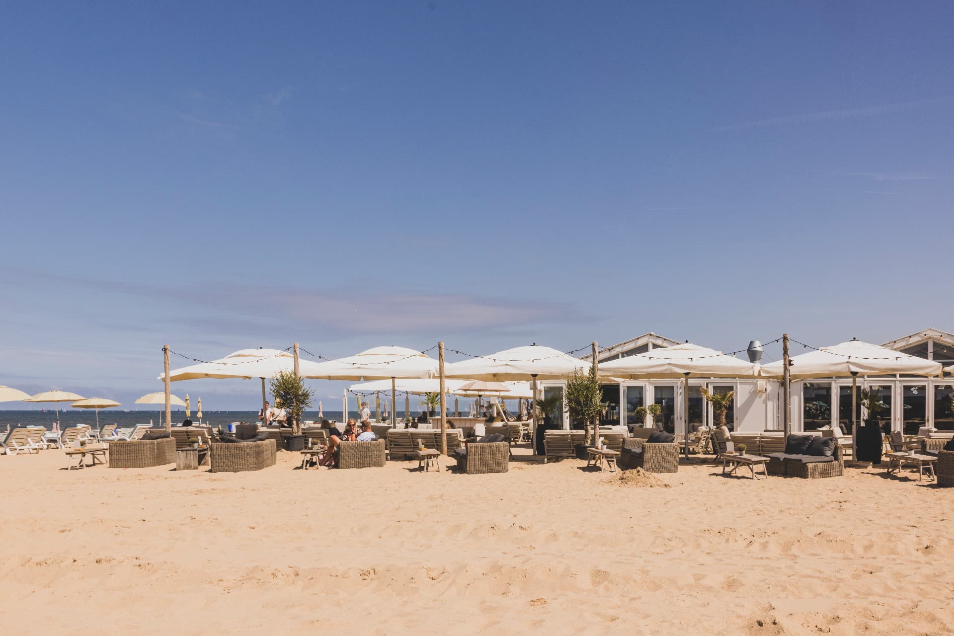 Terras van Beachclub Wantveld met uitzicht over de Noordzee