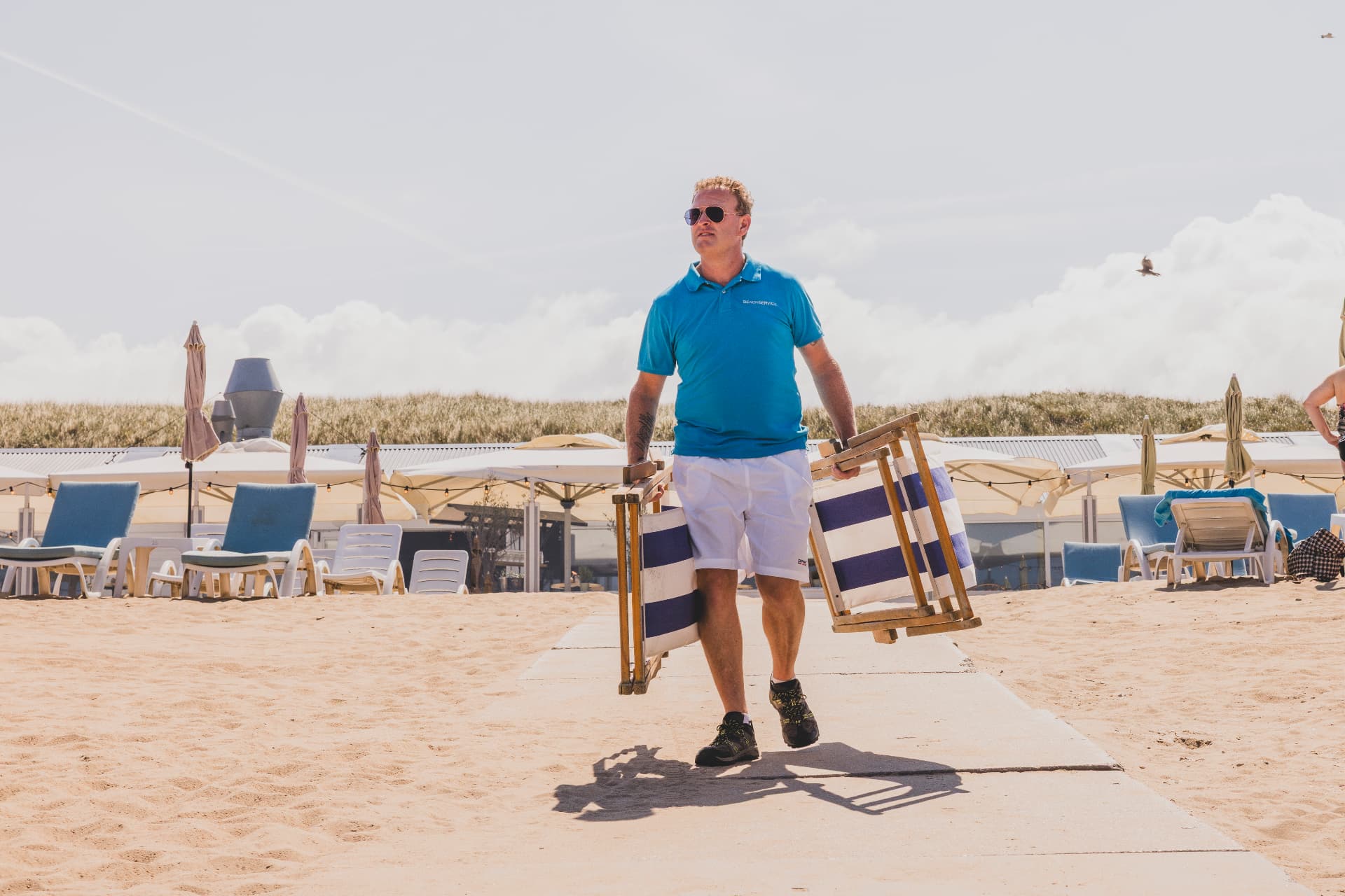 Strandservice zet strandstoelen klaar op het strand bij Wantveld