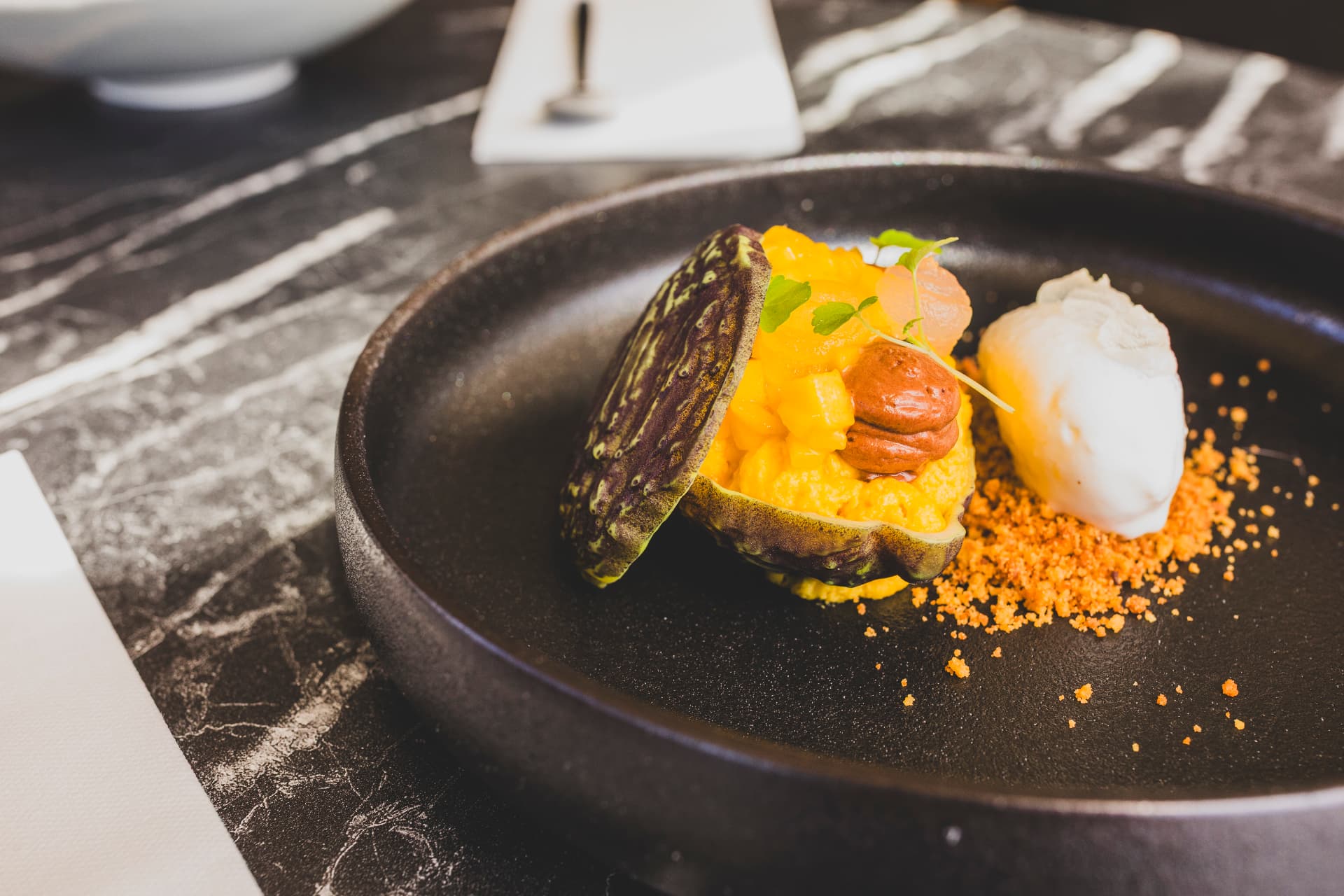 Dessert van mango met sorbetijs