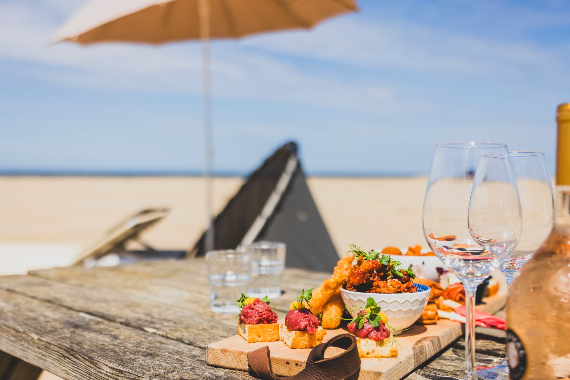 Borrelplank op een picknicktafel op het strand bij Wantveld