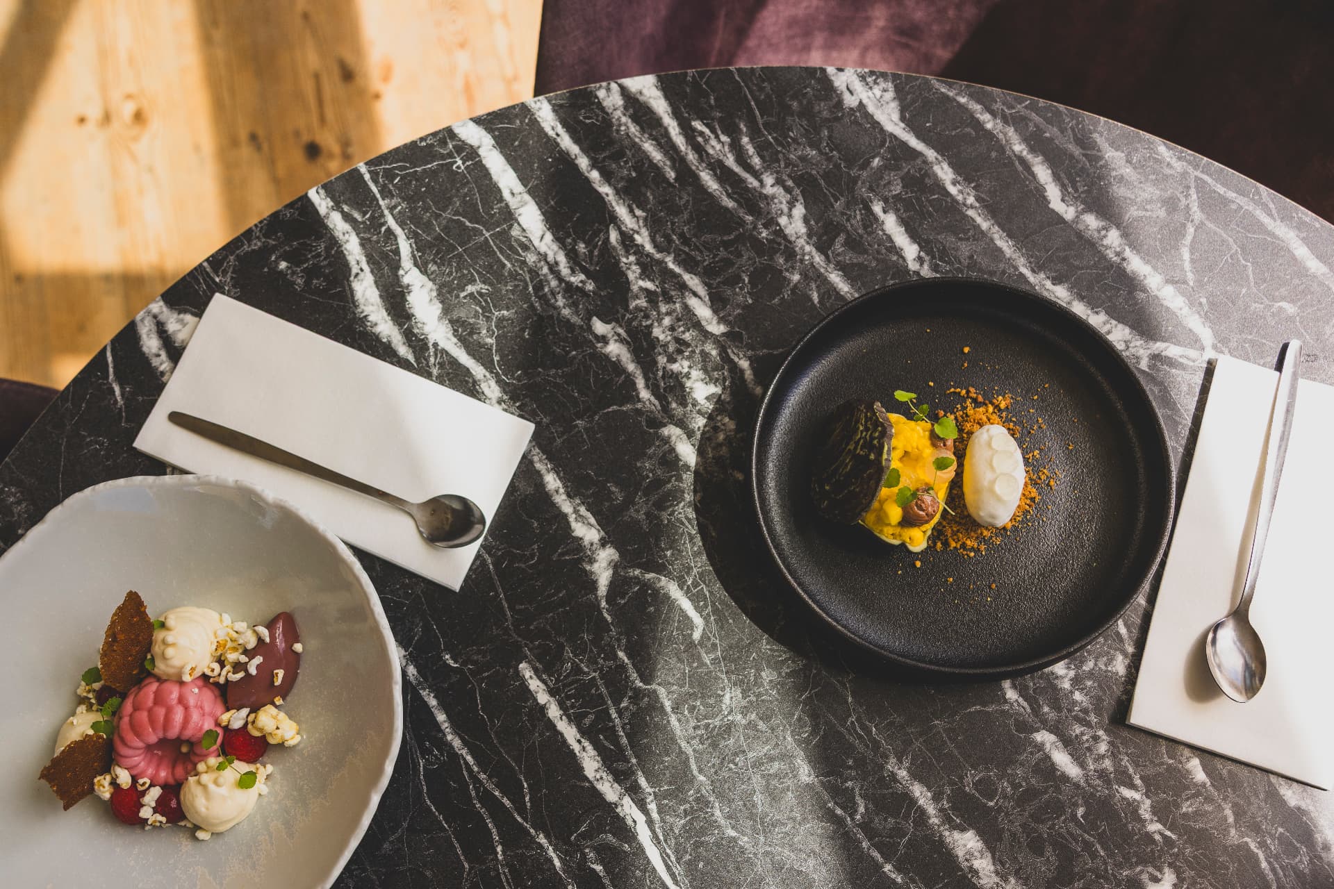 Gedekte tafel met dessert en nagerecht in de Brasserie