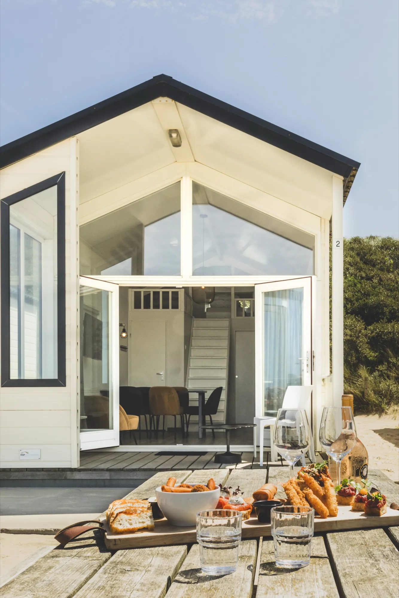 Bungalow tussen de duinen achter de strandopgang