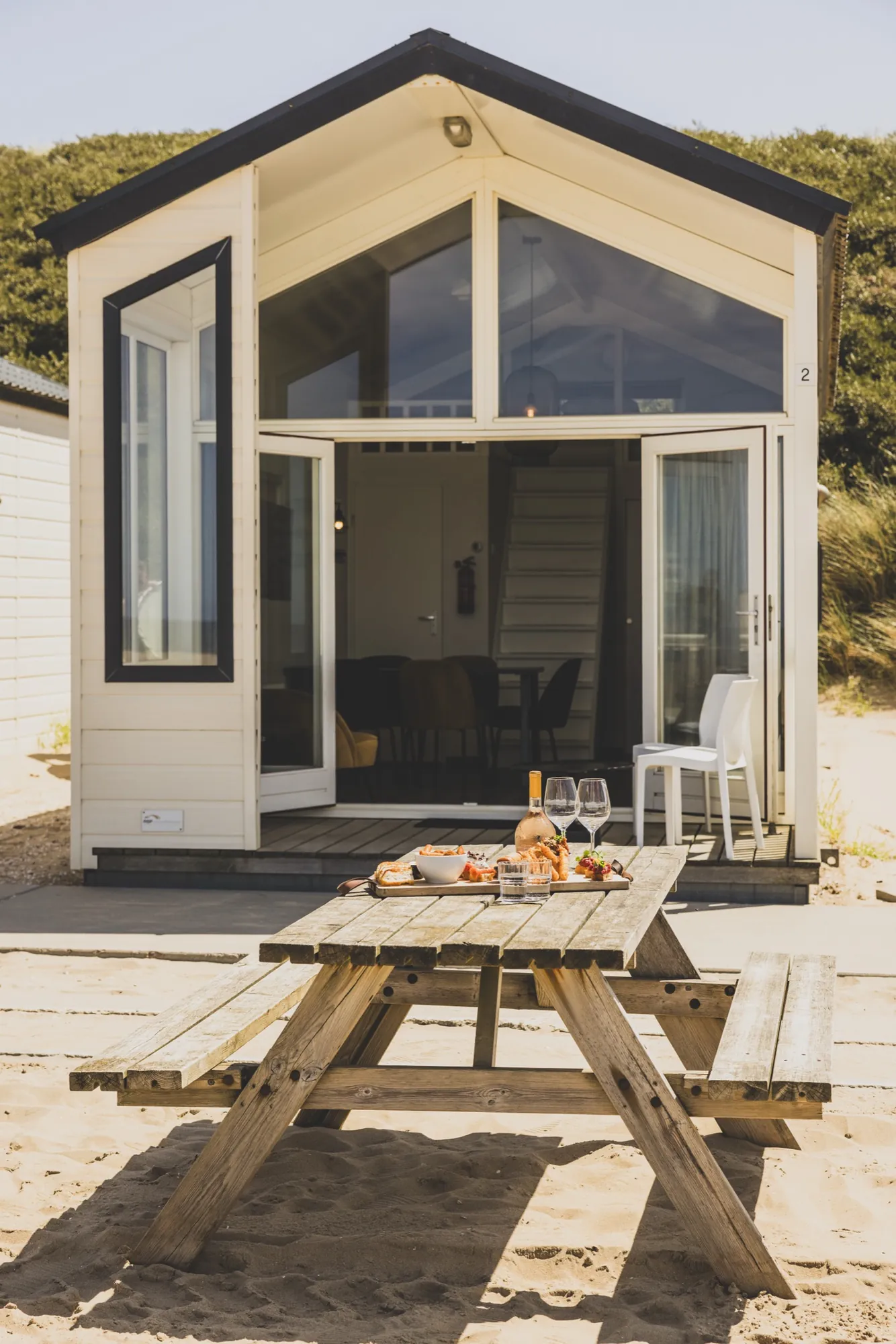 Ontbijt bij een strandbungalow in het ochtendlicht