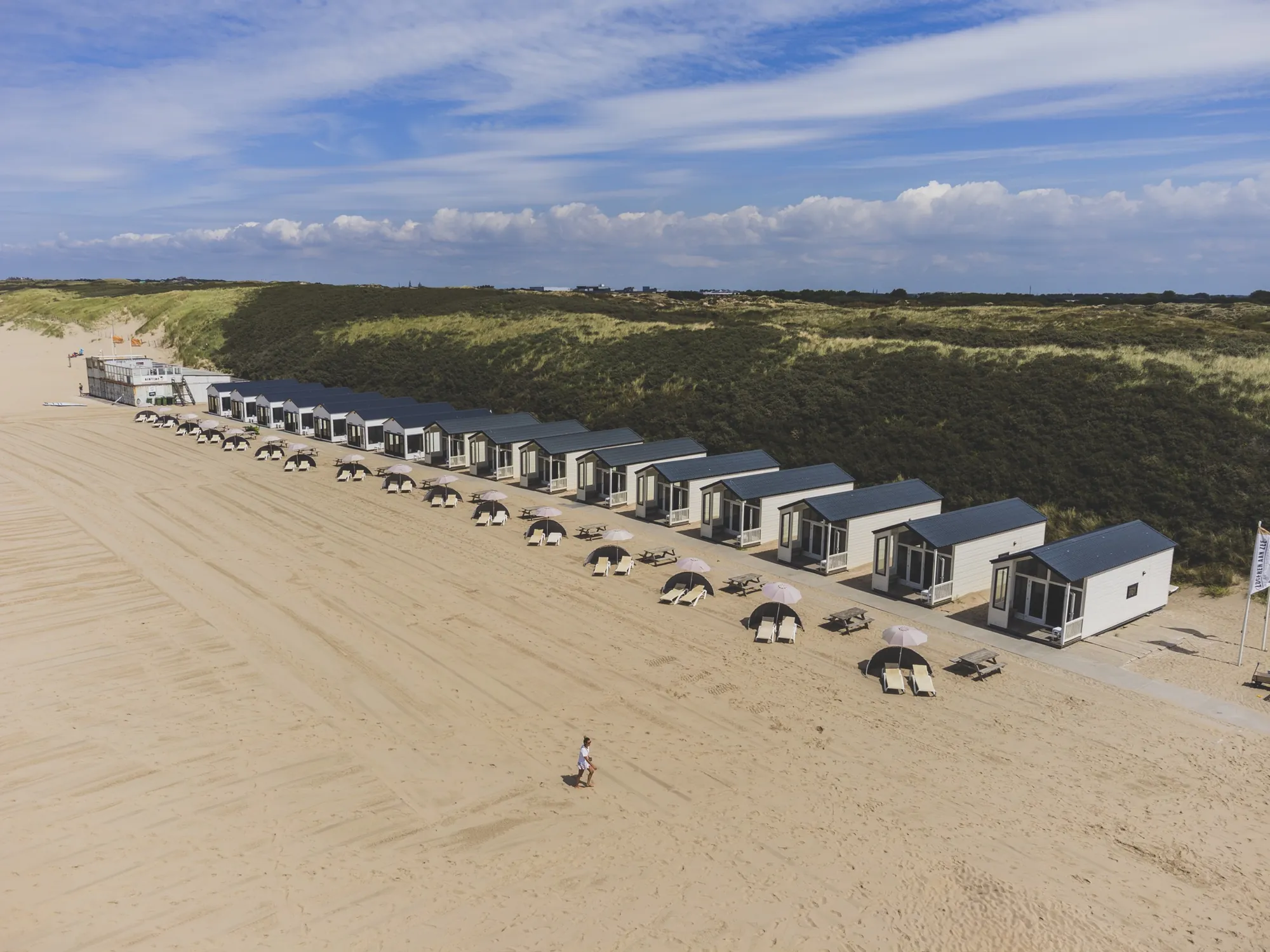 Luchtopname van de strandbungalows van Wantveld op het strand van Katwijk