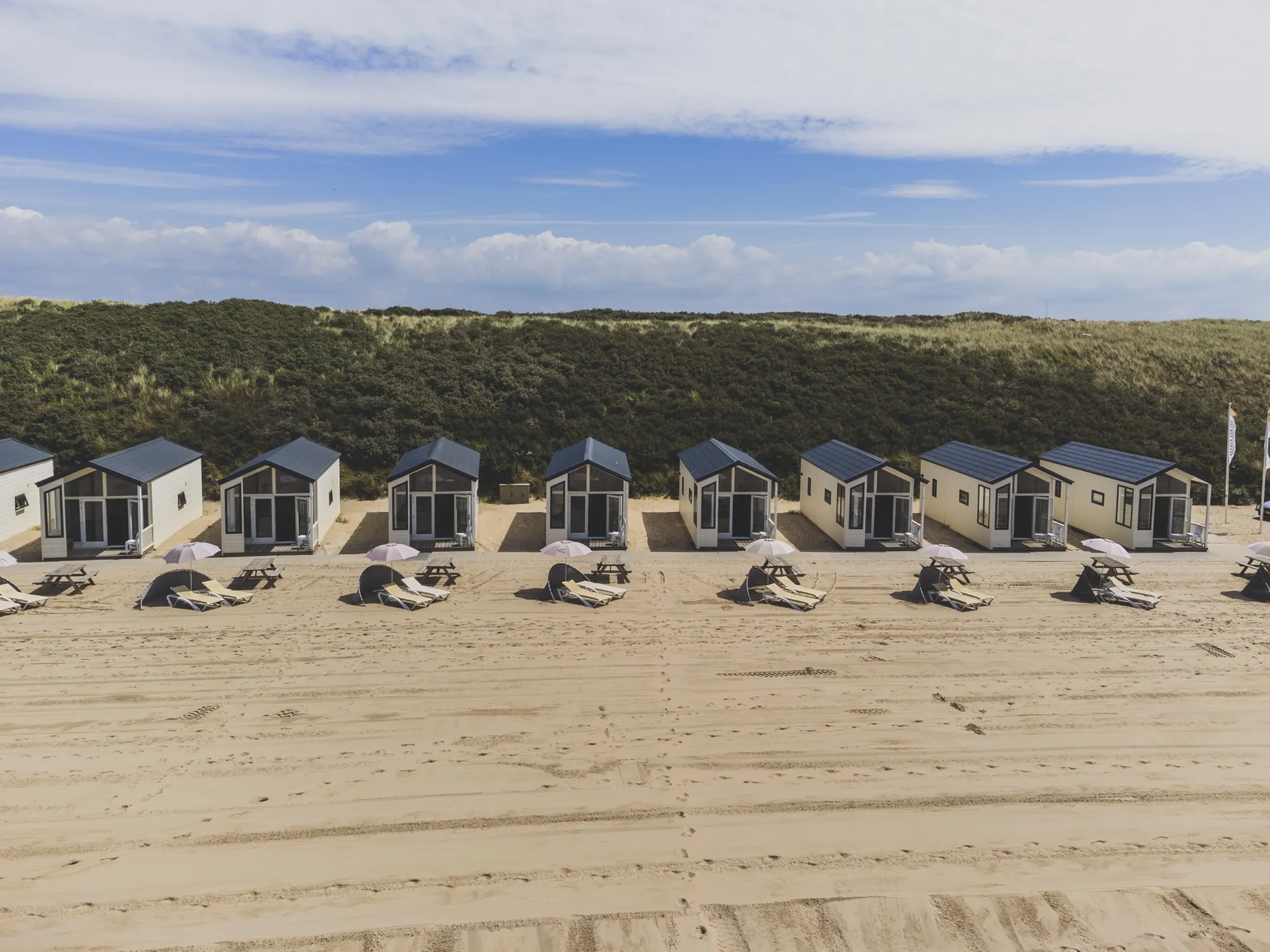 Strandbungalow van Wantveld in de avondzon