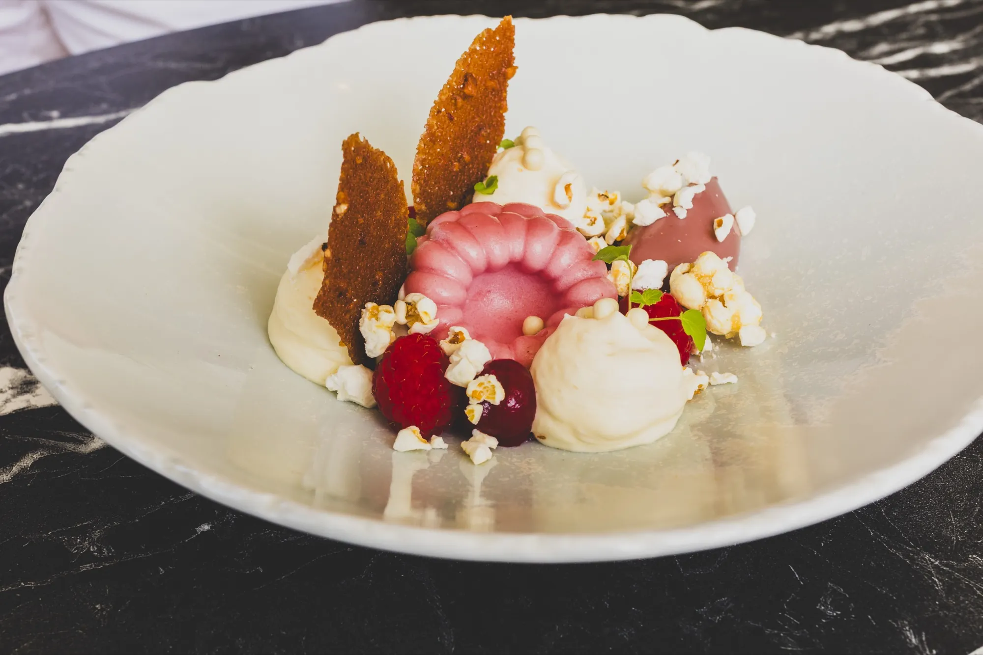 Dessert met frambozen, room en karamelkletskop uit de keuken van Wantveld